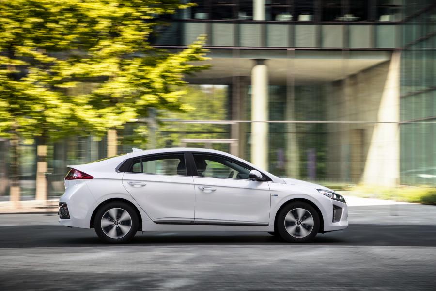  Hyundai IONIQ plug-in (AE) 2016 года  (фото 33 из 42)